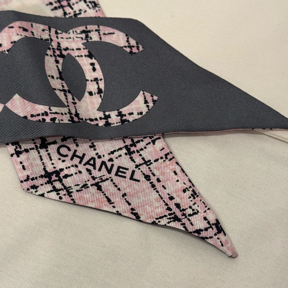 Chanel 2025B Fall Gray Pink Twilly Scarf Camellia Logo NWT Rare + Pouch - Picture 6 of 6